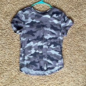 Old Navy black, grey and white camo t shirt. Size Medium